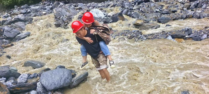 转移受威胁群众