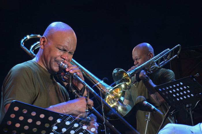 开幕演出由两位格莱美奖得主罗宾·尤班克斯与安东尼奥·哈特联袂呈现