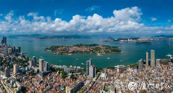 鹭江两岸。（本报记者 黄嵘 摄）