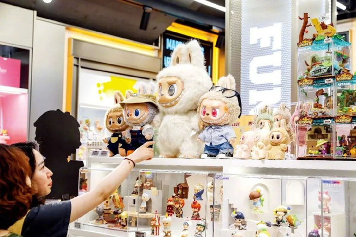 6月17日，上海一家泡泡玛特线下门店，人们选购LABUBU等产品。图/IC