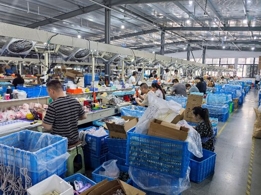 ▲卷发棒在拼多多热销后，余永远开办了卷发棒工厂。