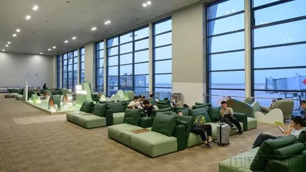 迎接暑运，浦东机场完善旅客过夜休息区（善见/摄）