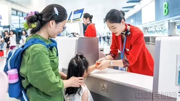 虹桥机场服务旅客出行（善见/摄）