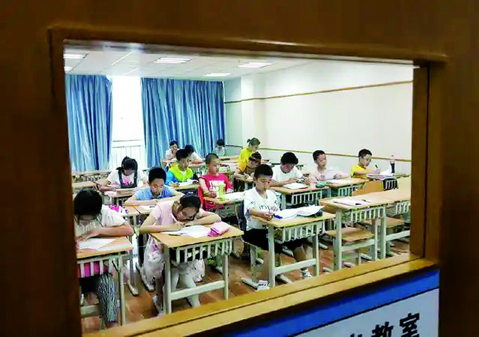     学生在某培训机构内上课
