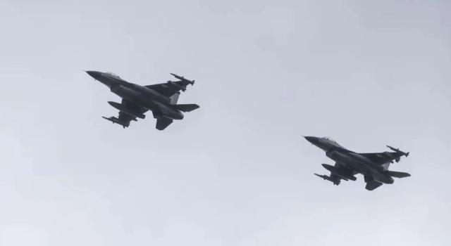 资料图：乌克兰F-16战斗机（来源：央视新闻）