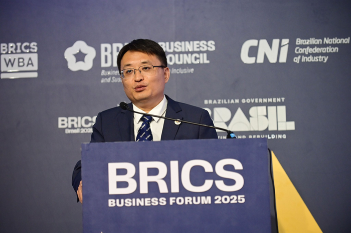 　　图为徐工巴西制造有限公司总经理李寒光在2025年金砖国家工商论坛期间发表主旨演讲。（卢西奥·塔沃拉摄）