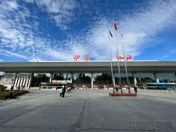 新疆伊宁机场新增、加密多条热门航线，为暑期旅游、探亲及商务往来提供更便捷的出行选择（伊宁机场供图）