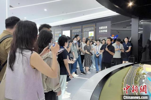 7月1日，2025“活力中国调研行”采访团活动走进合肥聚变创新展览馆。中新社记者 张强 摄