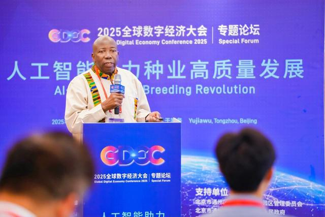 图为三亚中国农业科学院国家南繁研究院外籍院士Felix Dapare Dakora作报告