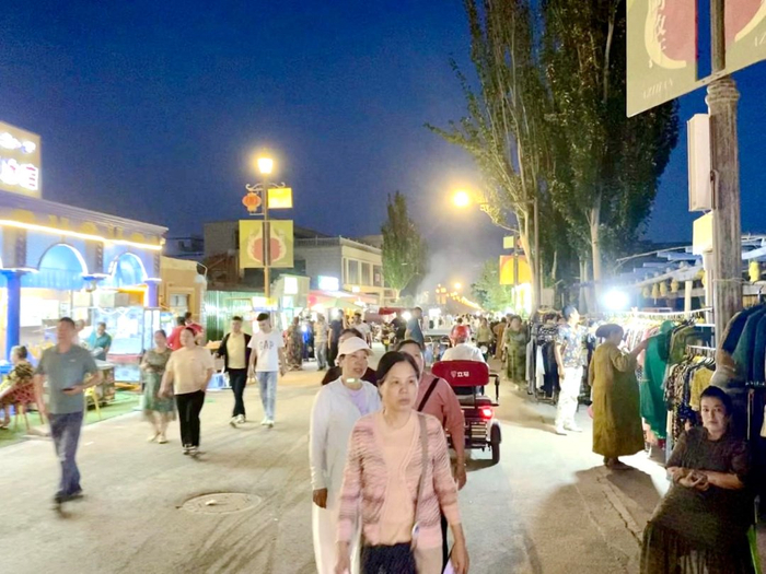 图为夜色中的阿孜汗无花果民俗文化旅游景区。冶明伟摄