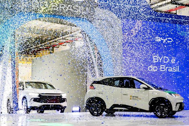 ▲比亚迪巴西乘用车工厂首车下线现场