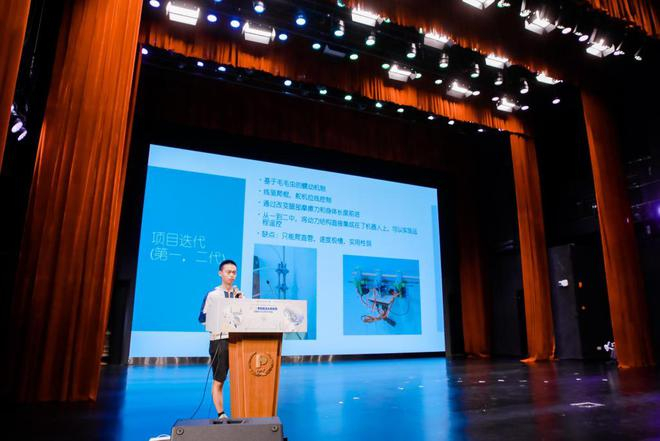 18岁的王与阳同学分享他对机器人的热爱 来源：上海市民办平和学校供图