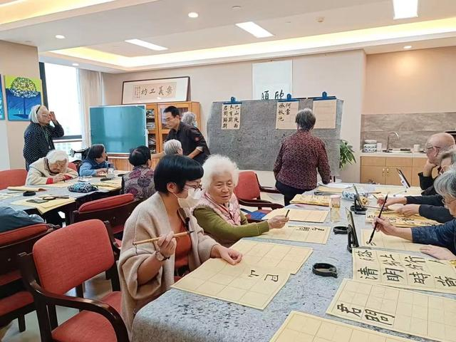 除了日常工作，夕阳更喜欢走进老人的生活，倾听每位老人的故事。 图片由受访者提供