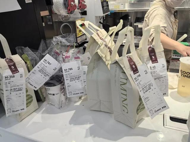 济南经四万达商场内爆单的饮品店，记者摄