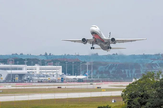 花湖机场首航航班 图片来源：中国民航报