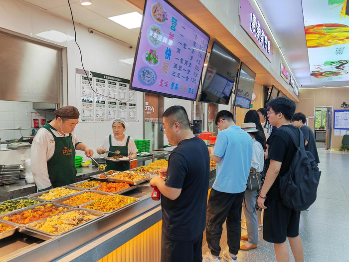 饭菜有可追溯密码。王文郁/摄