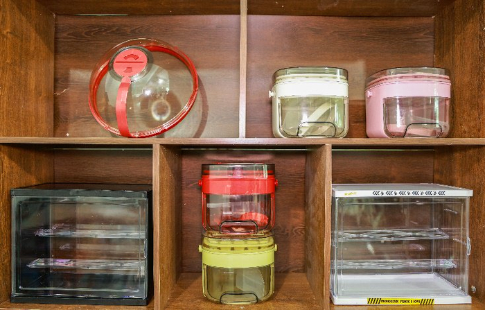 张小杰研发的防溅盖、冰格等产品成为拼多多的热销品。（拍摄 金鹏）