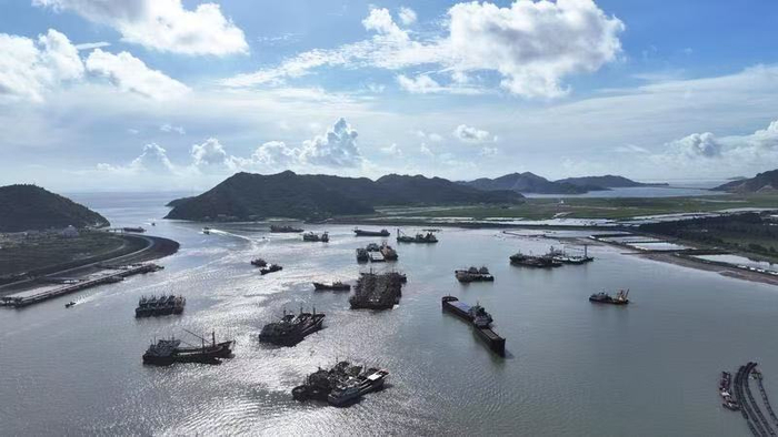 台州市路桥区金清渔港内泊满了前来避灾的渔船。新华社发