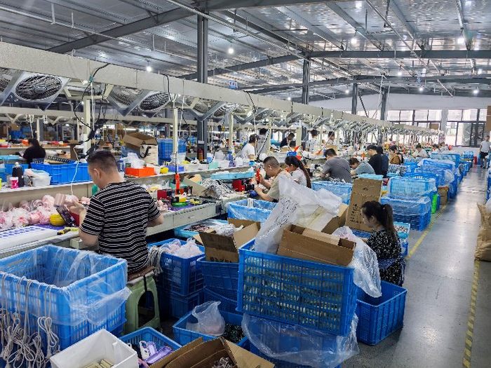 在拼多多扶持下，余永远去年卖掉了四十万根卷发棒。