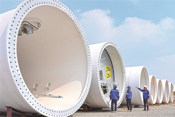 陕西省渭南市白水县，一家风电装备制造企业的技术人员在检查风电塔筒质量。资料图片