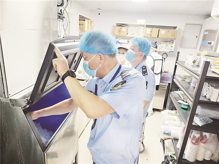 执法人员查看冷饮店的自制冰块。