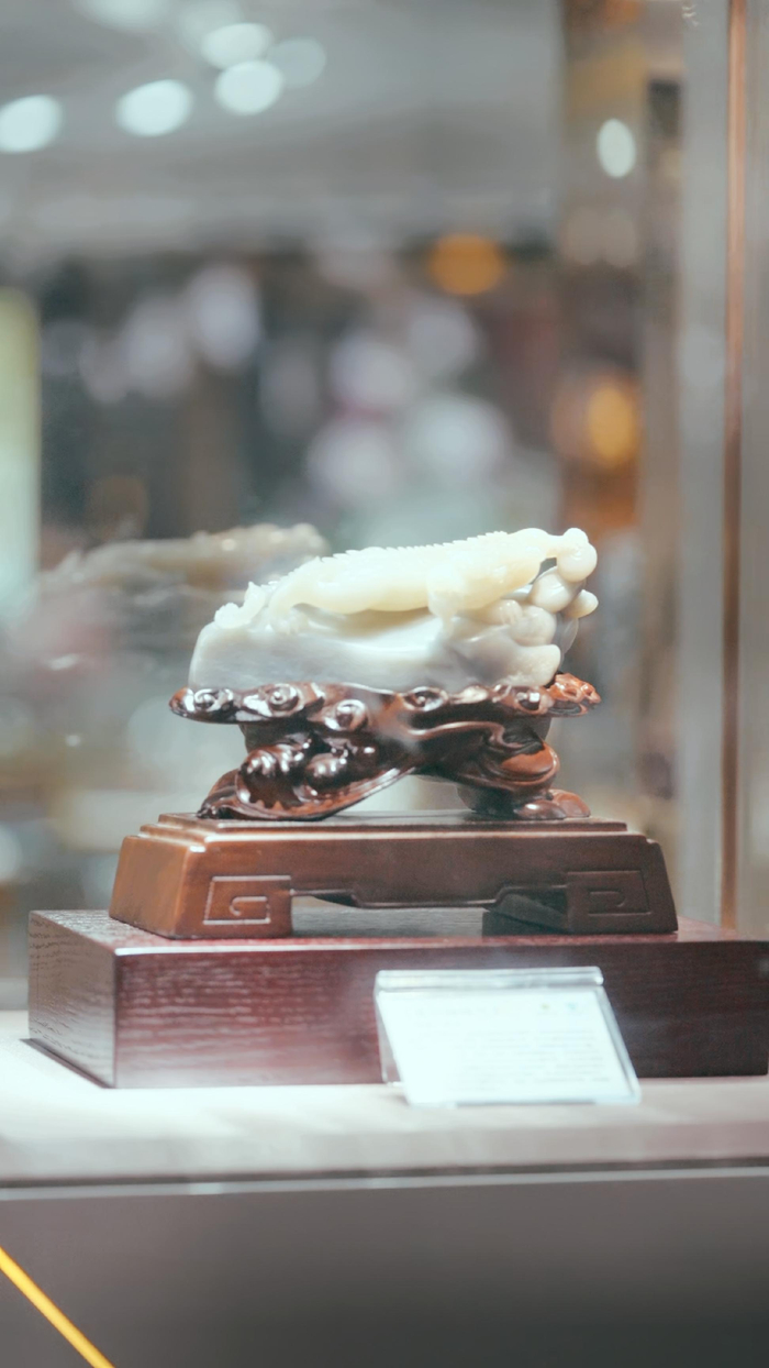 玉雕大师李炎代表作神工奖金奖作品《龙行踏绛气》