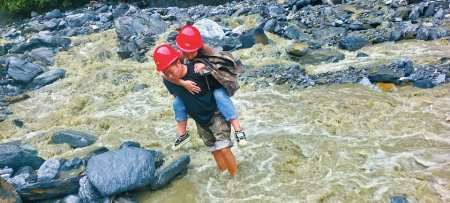 灾害发生前，转移受威胁群众。松潘县委宣传部供图