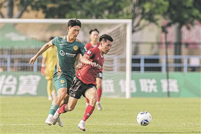 贵州筑城竞技球员（绿）在场上拼抢。贵州筑城竞技俱乐部/供图