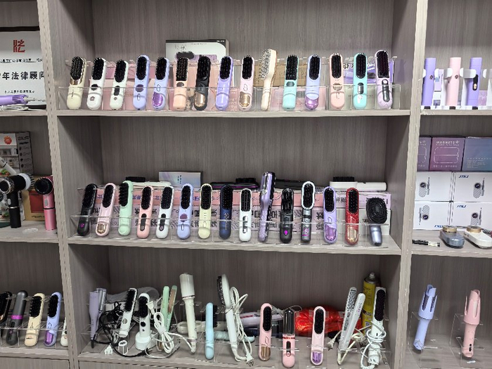 卷发棒在拼多多热销后，余永远开办了卷发棒工厂。