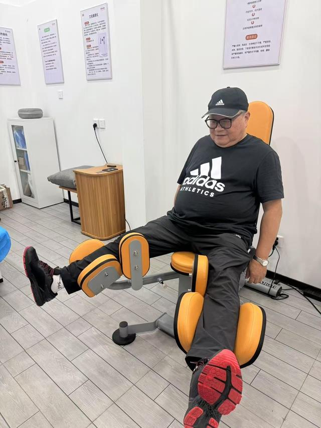 蒋斯发成了养老服务站最积极康复锻炼的老人。 雷册渊 摄