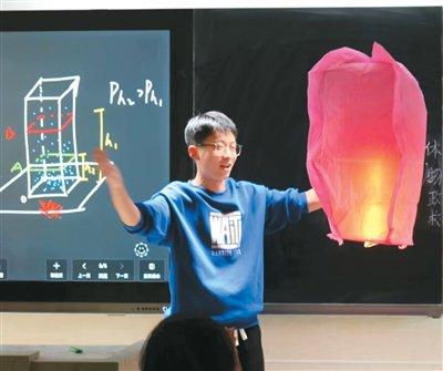 　　袁晓结合运用课件、板书和教具讲课。本文图片均为受访者提供