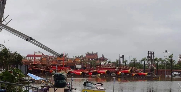 台风造成台南庙宇“南鲲鯓代天府”牌楼整座倒塌