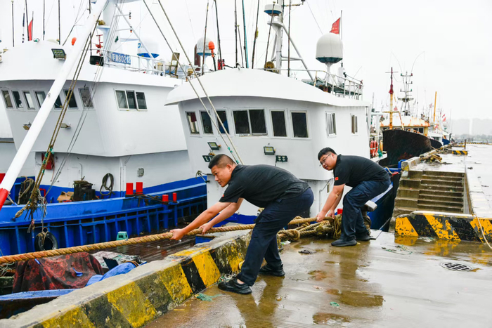温州平阳渔业执法人员检查船舶加固情况。新华社发