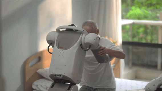 人机物理交互辅助老人起身。图片来源：腾讯