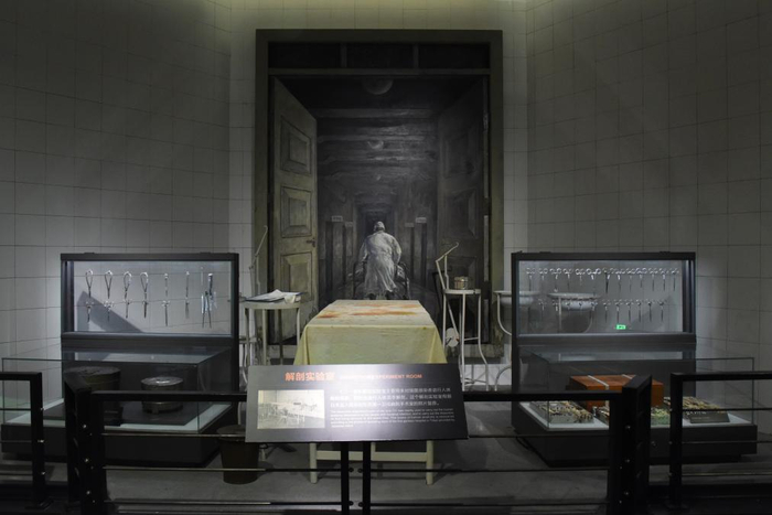 　　侵华日军第七三一部队罪证陈列馆展出的解剖实验场景。新华社记者 杨思琪 摄
