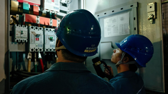 近日，南方电网广东惠州惠阳供电局运维人员开展夜间测温巡视。