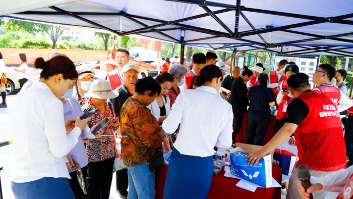 图片：消费者近日在山东省滨州市惠民县的新能源汽车下乡活动上了解车型信息