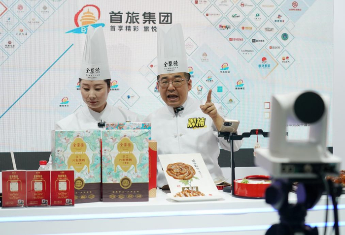   图为2024年，参展企业的工作人员在服贸会首钢园区的供应链及商务服务专区直播带货。新华社记者 张晨霖 摄