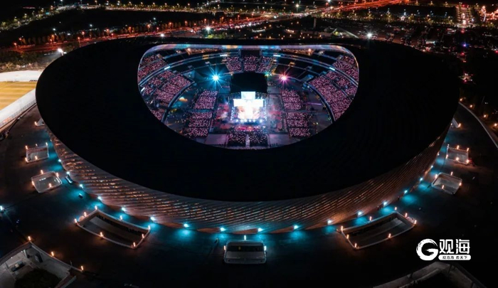 青岛市民健身中心体育场以演唱会汇聚海量客流。