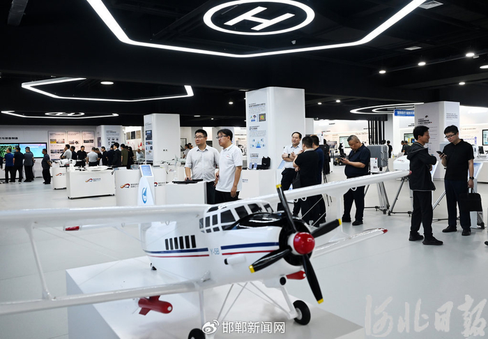 6月29日，第二届雄安未来之城场景汇未来城市场景体验周展厅内，参观者正在现场感受低空技术应用场景。 河北日报记者 刘光昱摄