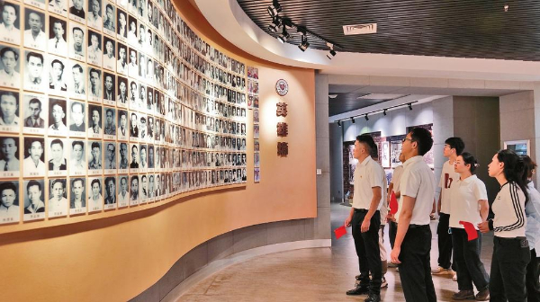 瑞丽市干部群众参观南洋华侨机工回国抗日纪念馆。