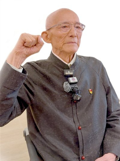 6月30日上午，92岁的游本昌宣誓加入中国共产党。人民网记者 李 根摄