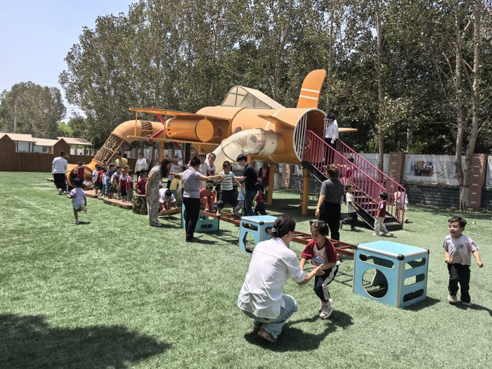 　　6月24日，在疏勒县第二幼儿园内，东营市援疆老师正带着孩子们进行户外活动。（新华社记者 顾煜 摄）