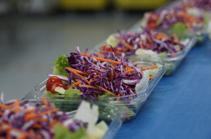 ▲ 分装好的沙拉轻食待包装完成，即可通过拼多多等平台销往全国各地。胡弘彪|摄