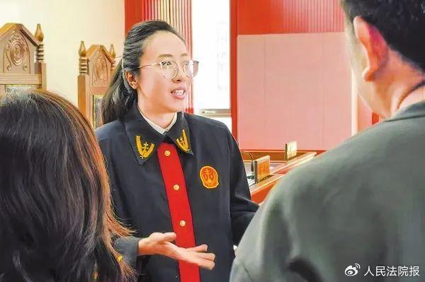图为北京市第二中级人民法院民三庭法官杨光(中)为当事人做调解工作。 高静雯 摄