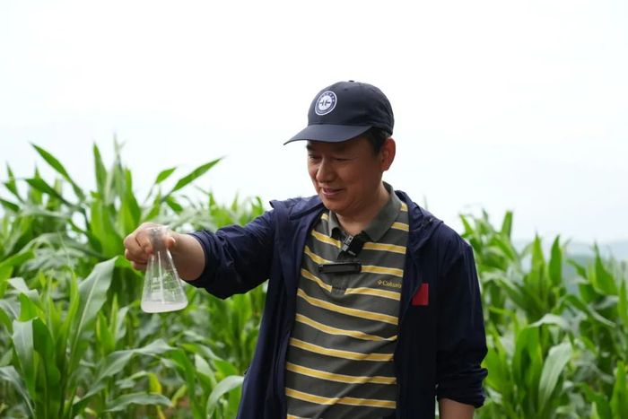 △在云南红河地区勘探现场，王学求老师观察风化壳样品沉淀后的滴定溶液。（摄影/李士萌）