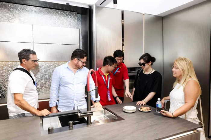 用户现场体验新品