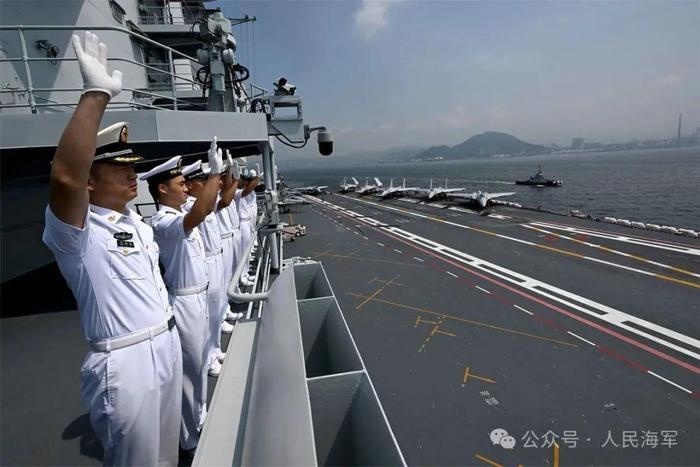 山东舰航母编队圆满结束对香港访问后返航。图源:人民日报