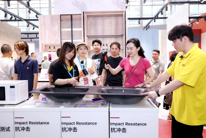 用户现场体验石晶耐磨抗冲击性能