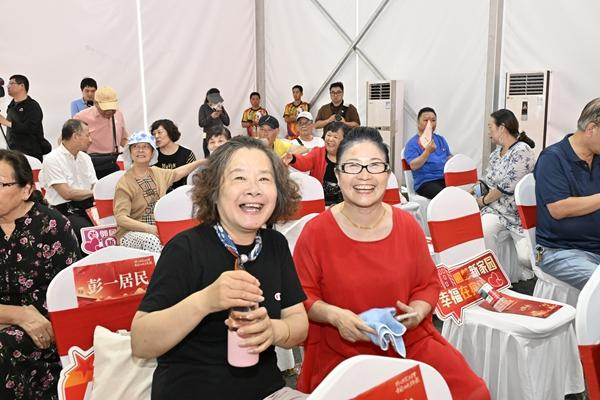 6月29日，第一批拿到新家钥匙的彭一小区居民。静安区新闻办供图